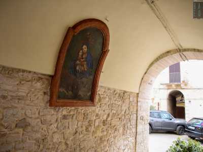 Concludiamo il nostro particolare viaggi in Vico I di via Umberto I, dove ci aspetta la Madonna del Carmine